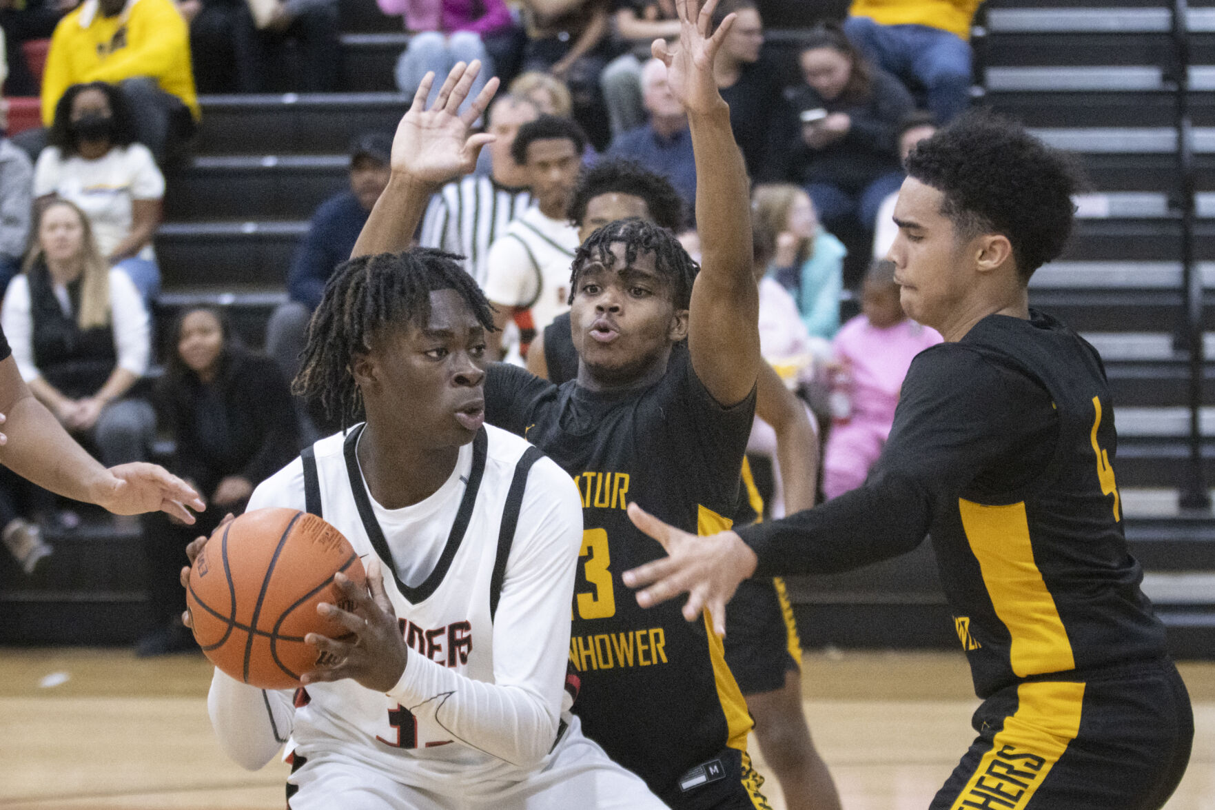 112322-dec-spt-eisenhower-basketball_02.JPG